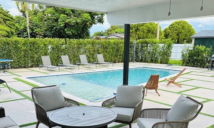 Olympia Heights Casa | Casa con piscina climatizada, cancha de baloncesto.