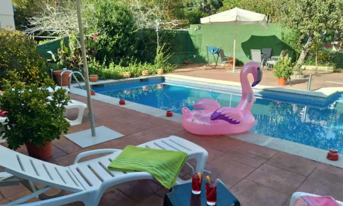A Porqueira Casa | Swimming pool, beach and garden.
