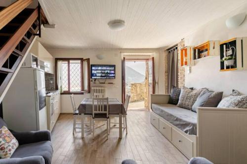 Castel di Tora Casa | Casa con terrazzo vista Lago - LAKEHOLIDAY