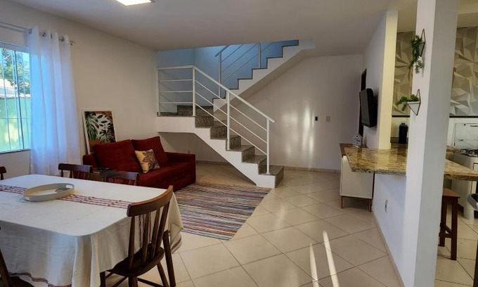 Rio das Ostras Casa | Casa confortável pertinho da praia com garagem e quintal