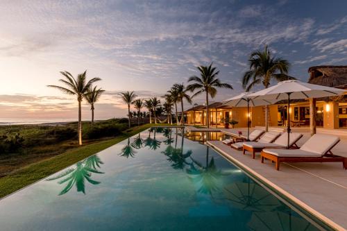 Lázaro Cárdenas Villa | Casa Constantia Beach Front Villa