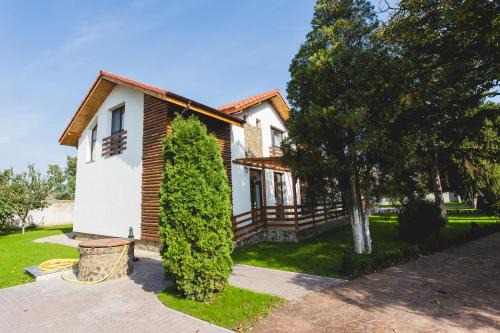 Brebeni Casa | Casa Cu Nuc