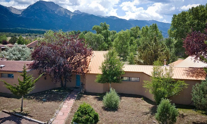 Moffat Casa | Casa Cumbres: Creek, Hiking Trails & Pet Friendly