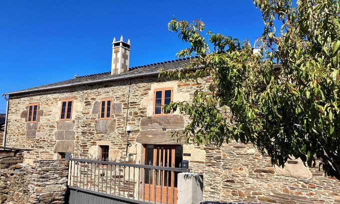 Portomarín Casa | Casa da Forxa is a renovated former forge/ smithy in lovely hamlet setting.