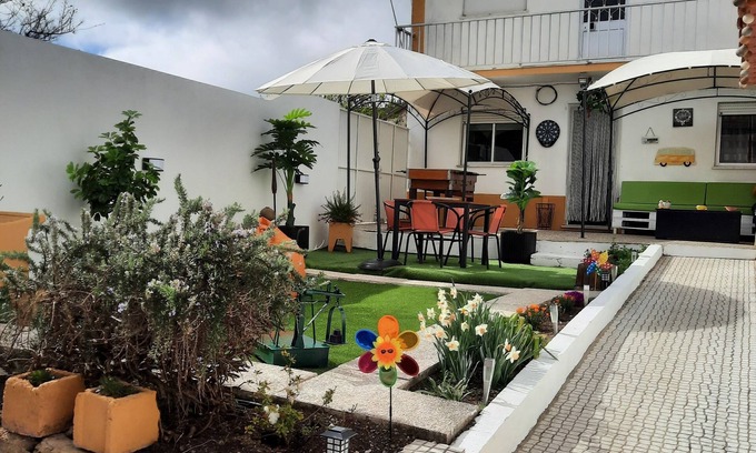 Famalicao Casa | CASA DE ROSEIRA - su casa de vacaciones con jardín privado