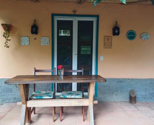 Araras Casa | Casa das flores - Paraiso no Vale das Videiras, com natureza, canto dos pássaros e perto do centrinho