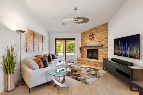 Racquet Club South Casa | Casa de Arcos with Private Hot Tub