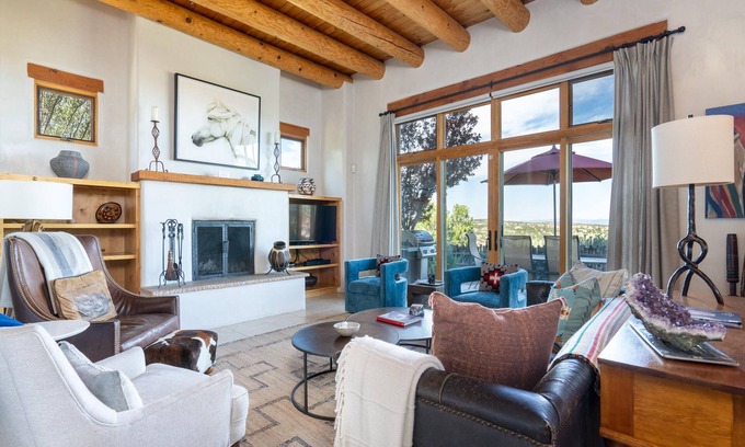 Tesuque Casa | Casa de Caballo | Fireplace, Patio, Pool Access