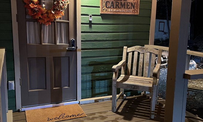 East Stroudsburg Cabina | Casa de Carmen! 3 bedroom Modern Cabin with a view and HOT TUB!