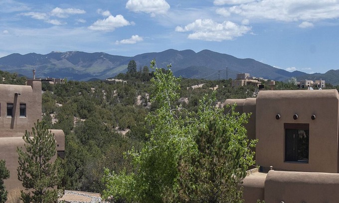 Santa Fe Casa | Casa de Cielo Azul is located off Tano Road with easy access to the Plaza