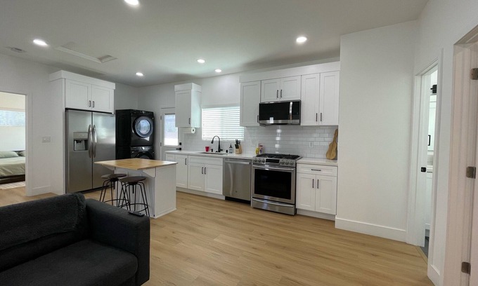 Fairhaven Casa | CASA DE COMFORT, Charming 2-bedroom house with AC, WiFi in Santa Ana