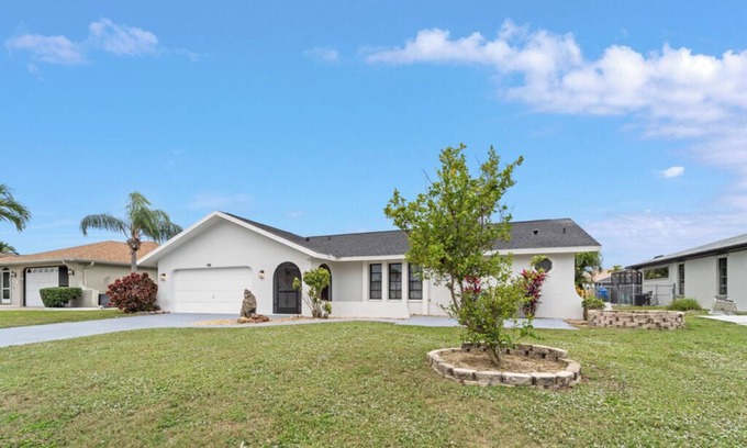Cape Coral Casa | Casa de Crab: Gulf Access Waterfront 4 Bedroom and 3 Bathroom Home Heated Pool