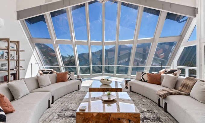 Windcliff Estates Casa | Casa de Cristal Sleeps 10+ Epic Views HotTub Sauna Pool Lux Linens 10Min to RMNP