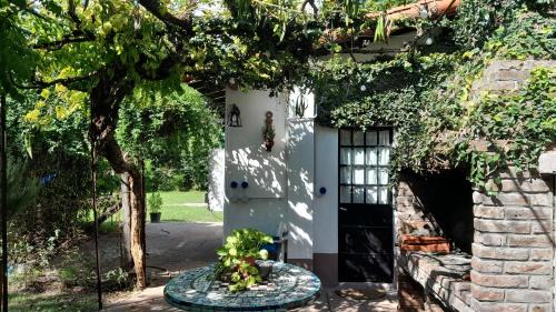 Muñiz Casa | Casa de Huéspedes Muñiz sobre parque de 1000m2, 1 dormitorio, 20m2 cubiertos, baño con ducha, pileta cilíndrica de 3x076
