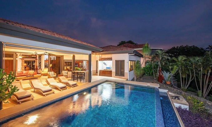 Coco Casa | Casa de la Buena Vista, a true Bird of Paradise perched high atop the peninsula between the Bays of Hermosa and Coco.