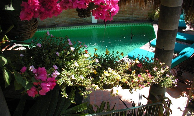 Conchas Chinas Villa | Casa de la Hoja: Villa privada encantadora: piscina aislada: ubicación perfecta para caminar