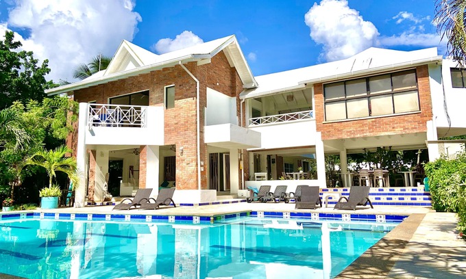 Punta Sur Villa | Casa de las flores tropical lodge frente al mar, jardines, familia, amigable