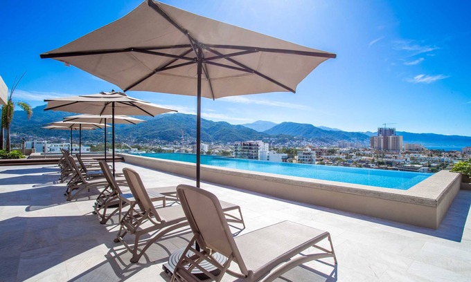 Díaz Ordaz Condominio | Casa de Palm Springs | Luxe 2BR in Versalles