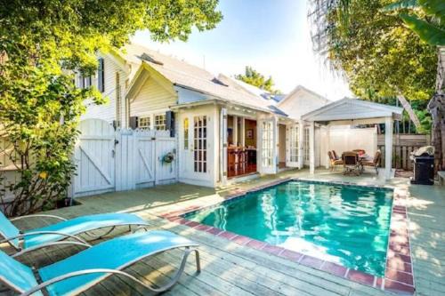 Meadows Casa | Casa de Rosalie by AvantStay Great Location w Pool BBQ Outdoor Dining Month Long Stays Only