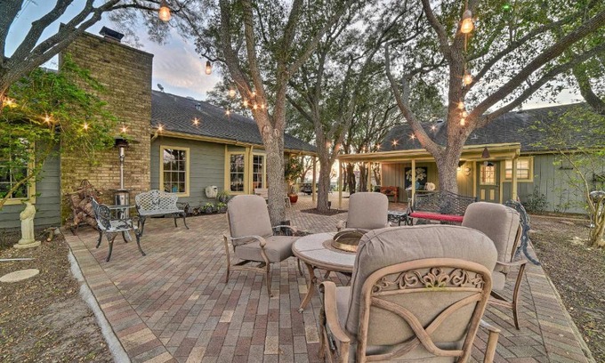 Corpus Christi Casa | Casa de Samuel - Patio, Fountain and Outdoor Kitchen
