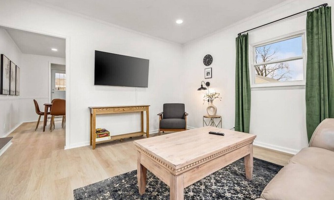 Peoria Heights Casa | Casa de Vincent w/ KING Casper Bed