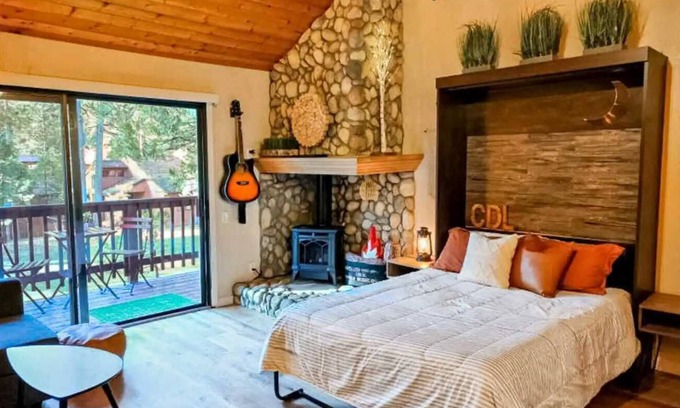 Shaver Lake Condominio | Casa Del Lago-Modern Mountain Studio with hot tub!