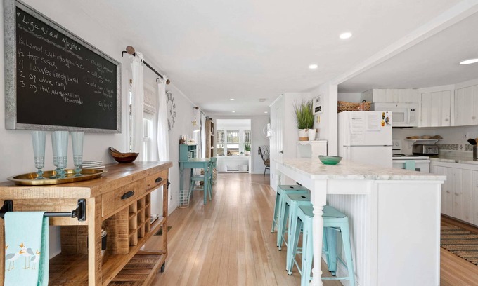 Newbury Casa | Casa Del Mare | Chic Cottage | Steps to Beach | AC