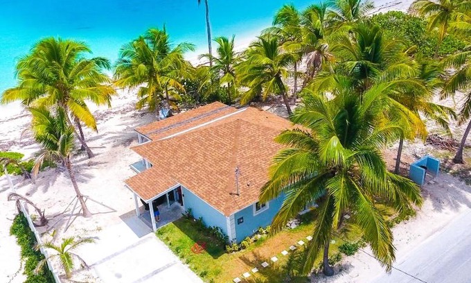 Tar Bay Apartamento | Casa Del Marjorie 2 bedroom beach house, beach right at your door steps,