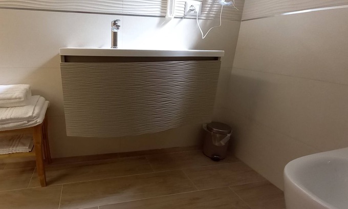 Enna Casa | Casa Del monte tourist rental (salmon room)