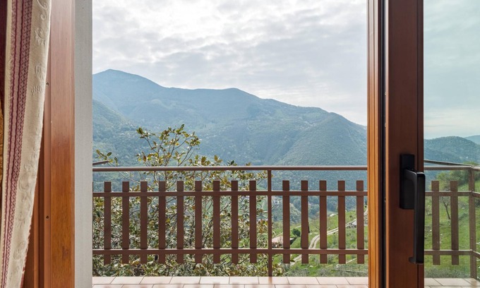Adrara San Martino Apartamento | Casa del Picchio in Adrara San Martino