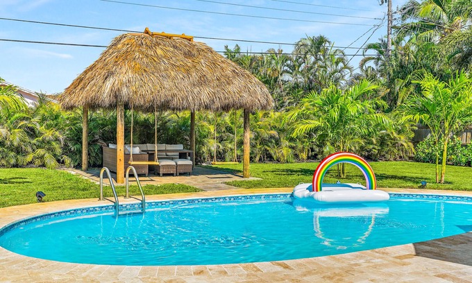 Palm Beach Gardens Casa | Casa Del Sol - Bike to Beach, Saltwater Pool & Private Backyard