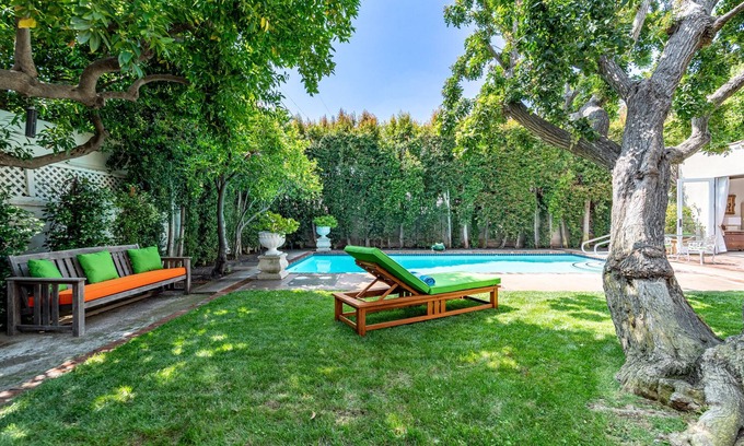 Greater Wilshire - Hancock Park Casa | Casa del Sycamore Estate Pool Private + Gated w 2 Master Suites