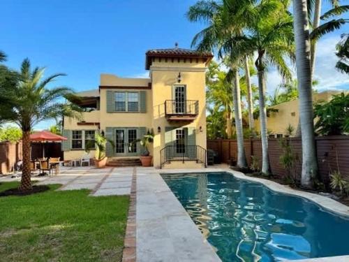 Old Northwood Historic District Casa | Casa Delfino - Savor Old World Charm with a Lush Poolside Retreat