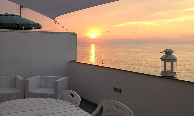 Acquarone Casa | Casa delle Rondini con jardín y terraza con vistas al mar.