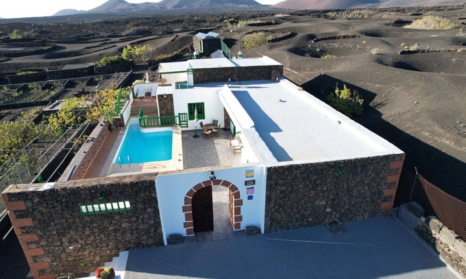 La Geria Chalet De Esquí | Casa Diama 1: vista a la Geria y piscina compartida