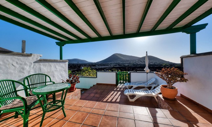 La Geria Chalet De Esquí | Casa Diama 2: vista a la Geria y piscina compartida
