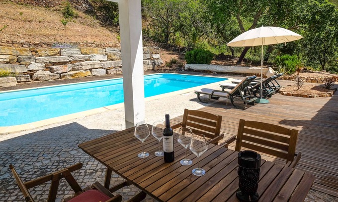 Fonte do Bispo Casa | Una encantadora y espaciosa cabaña Hill Hill de tres habitaciones, piscina privada