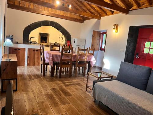 Angra do Heroismo Casa | Casa do Postigo Rustic Refuge to Relax