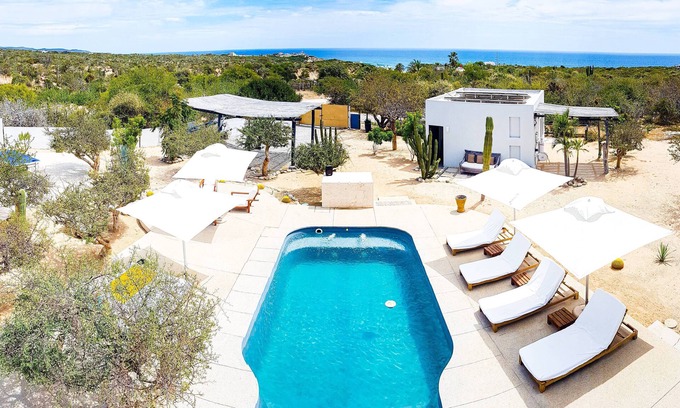 La Fortuna Villa | Casa E&N. Just steps from the famous surf break Shipwrecks Bay