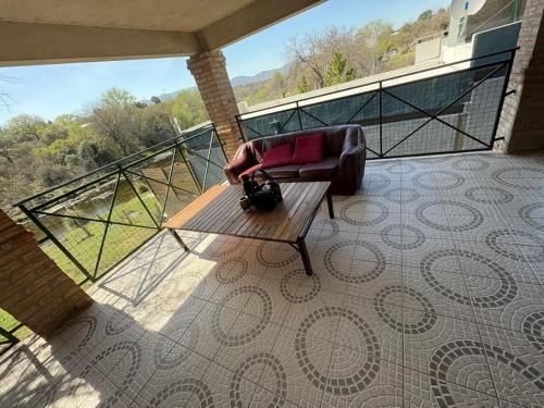 Villa Parque Síquiman Casa | CASA EL GRINGO ubicada en Villa Parque Siquiman con vista al río tres habitaciones y capacidad para ocho personas