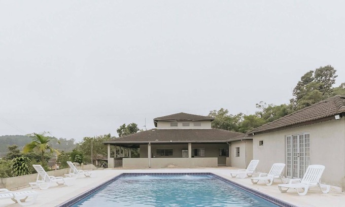 Sao Paulo Casa | Piscina, churrasqueira e amplo quintal em Embu