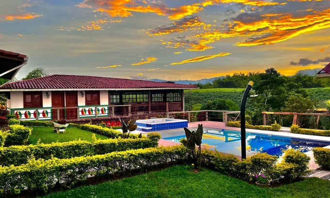 Armenia Cabaña | Casa en el corazón del eje cafetero colombiano; con piscina, jacuzzi, naturaleza