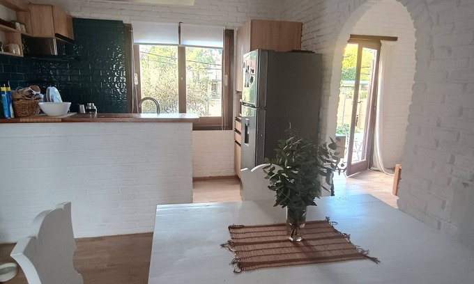 Punta del Este Casa | Chalet en Avenida principal de Pinares, próximo al mar.