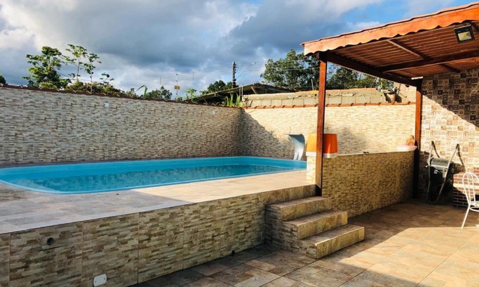 Peruibe Casa | Casa espaçosa, com piscina e churrasqueira.