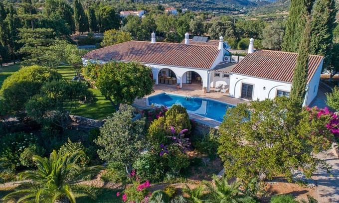 Lagos e Relvas Villa | Villa Sambada | Lujosa villa de estilo colonial con piscina privada.