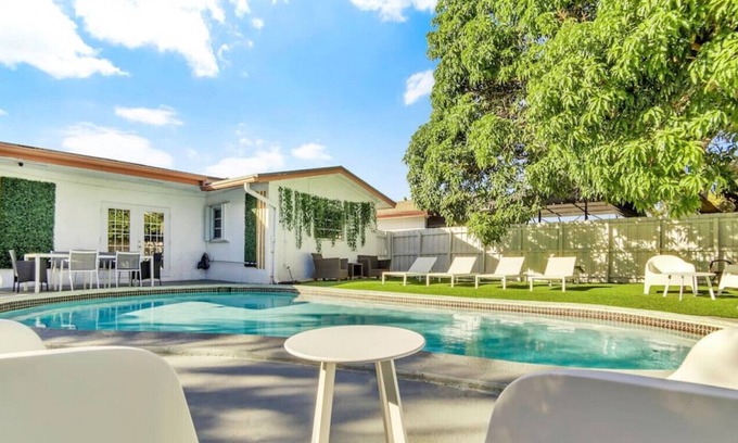 Hallandale Beach Villa | Casa Eva | 5 BR with pool | 10 mins to the beach