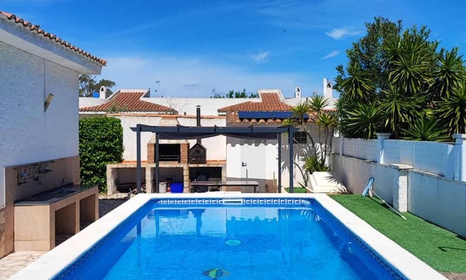Riumar Chalet De Esquí | CASA FINN I ideal para tus vacaciones cerca del mar, wifi gratuito, aire acondicionado opcional, piscina privada, se admiten mascotas, playa para perros