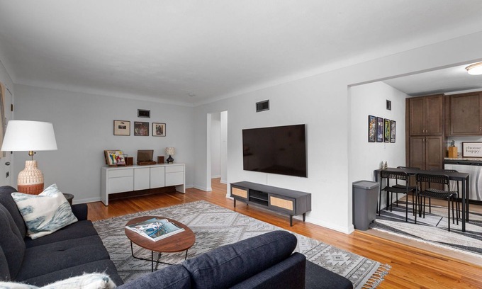 DeBaliviere Place Casa | Casa Forest Park. New. Within blocks of Forest Park, Wash U and Delmar Loop.