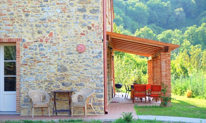 Vicopelago Apartamento | Casa Formentale: a cozy apartment in Tuscany farmhouse surrounded by olive trees