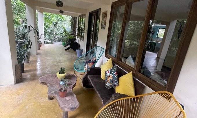 Tortuguero Casa | Casa fresca a 50 metros de Parque Nacional Tortuguero, rodeada de biodiversidad